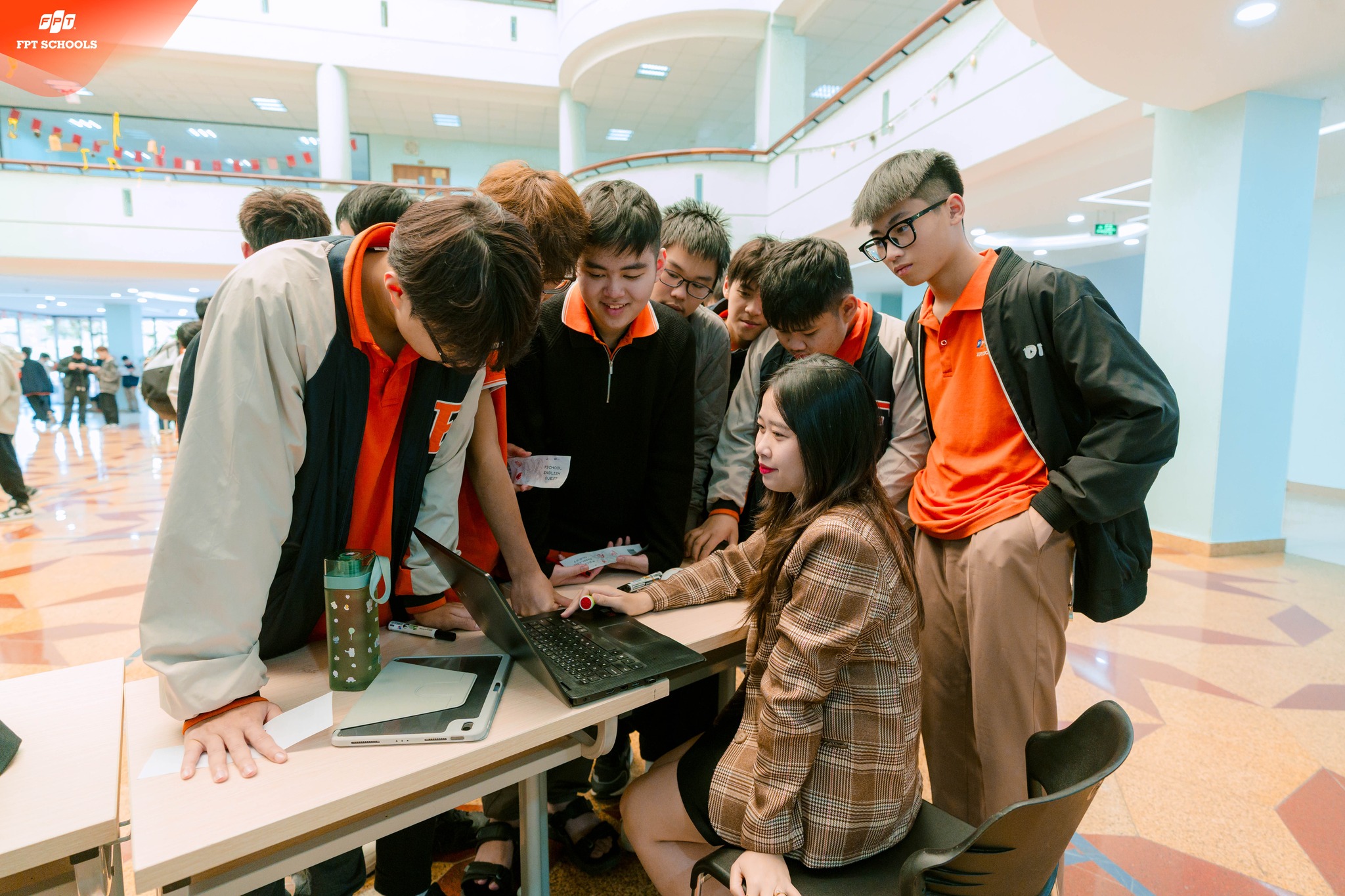 Học sinh Trường THPT FPT Hà Nội hào hứng tham gia các trạm thử thách, cùng nhau chinh phục tiếng Anh.
