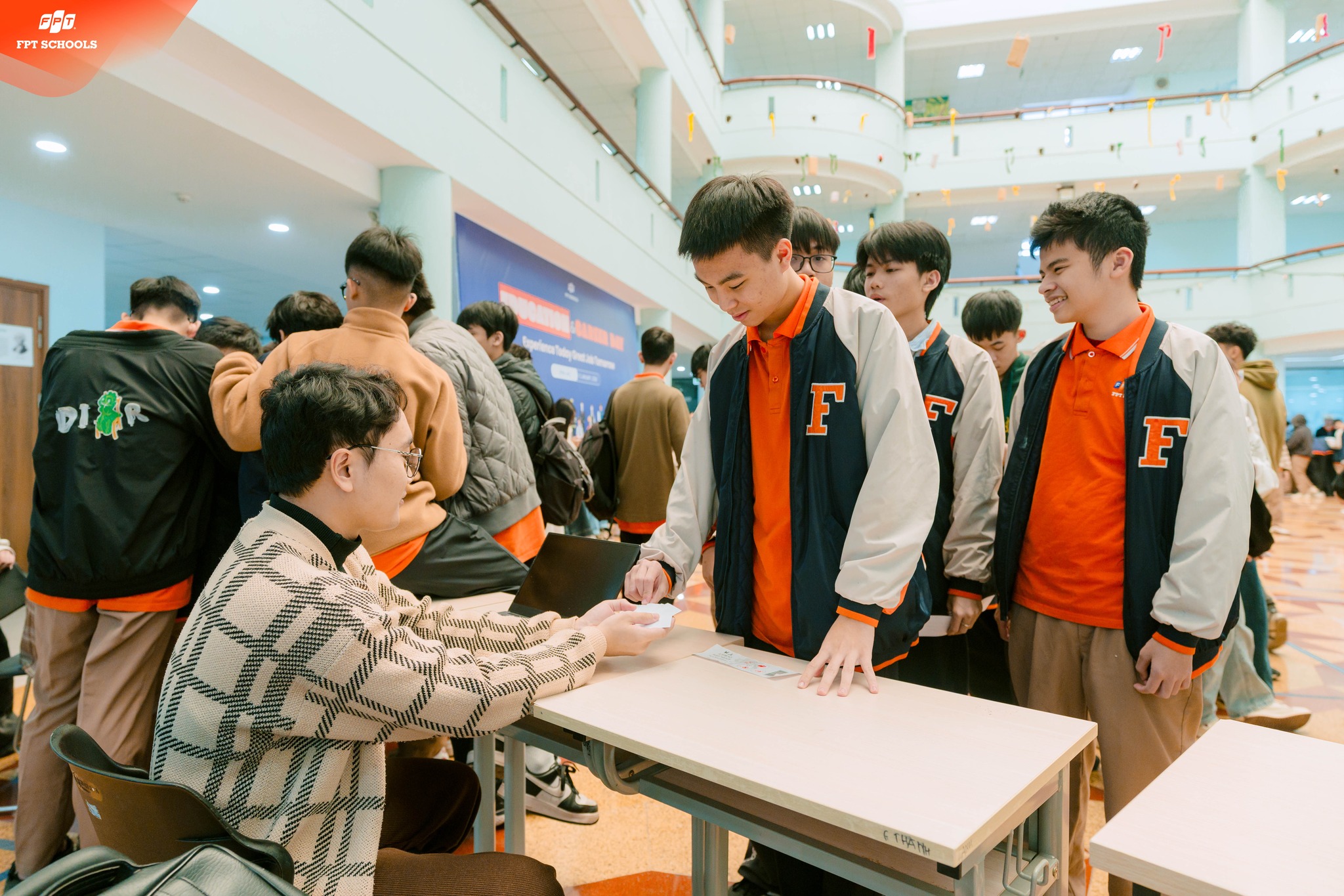 Học sinh Trường THPT FPT Hà Nội hào hứng tham gia các trạm thử thách, cùng nhau chinh phục tiếng Anh.