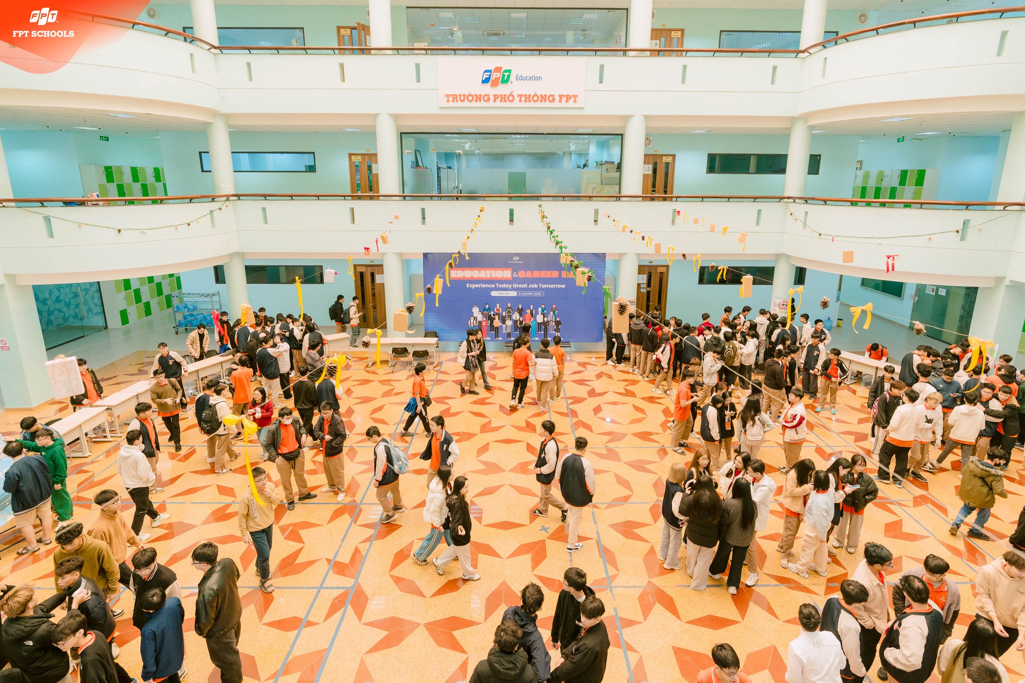 Không khí sôi động của English Quest tại sảnh Gamma, Trường THPT FPT Hà Nội