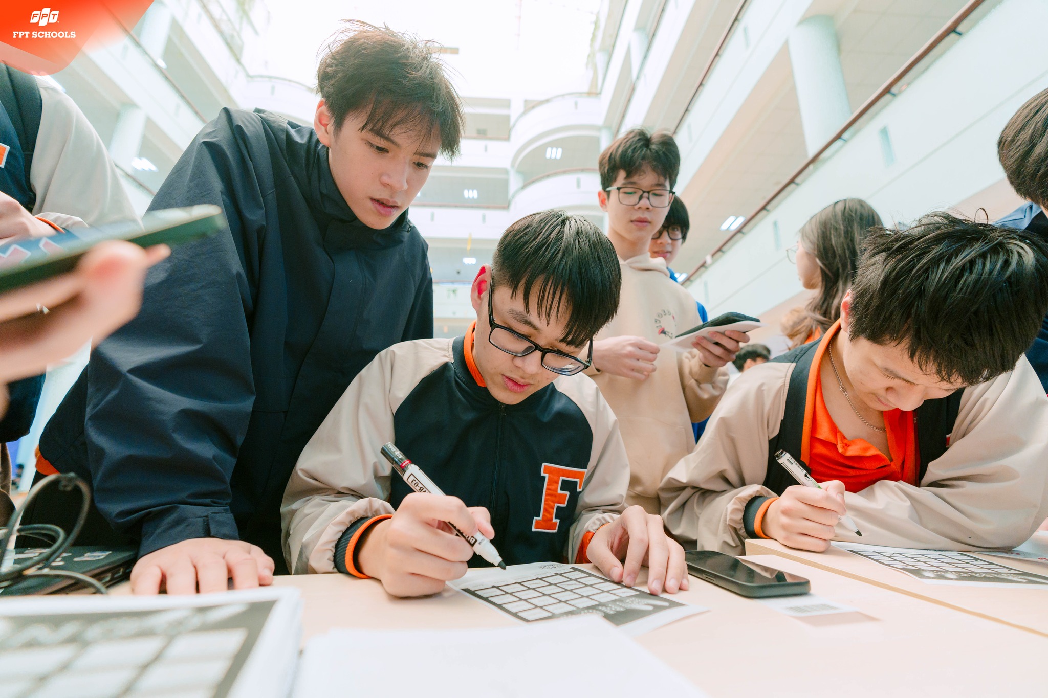 Học sinh Trường THPT FPT Hà Nội hào hứng tham gia các trạm thử thách, cùng nhau chinh phục tiếng Anh.