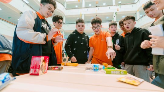 Học sinh trường THPT FPT Hà Nội hào hứng tham gia các trò chơi bằng tiếng Anh