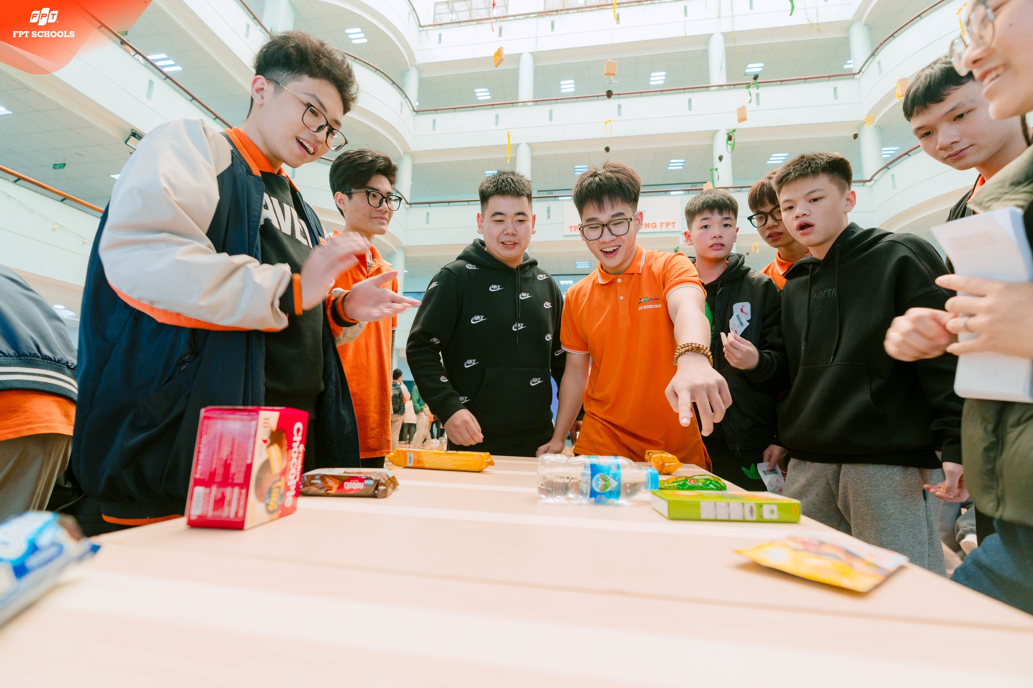 Học sinh trường THPT FPT Hà Nội hào hứng tham gia các trò chơi bằng tiếng Anh