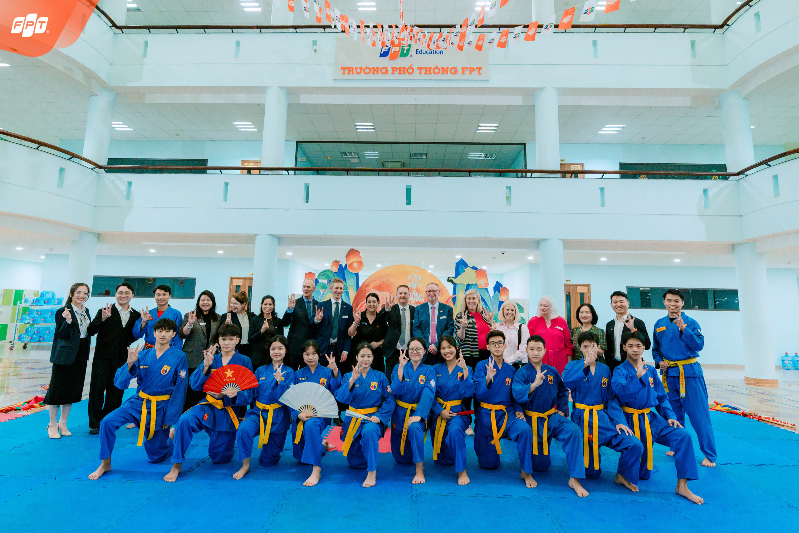 Đoàn đại biểu Nam Úc chụp ảnh lưu niệm cùng FSchoolers