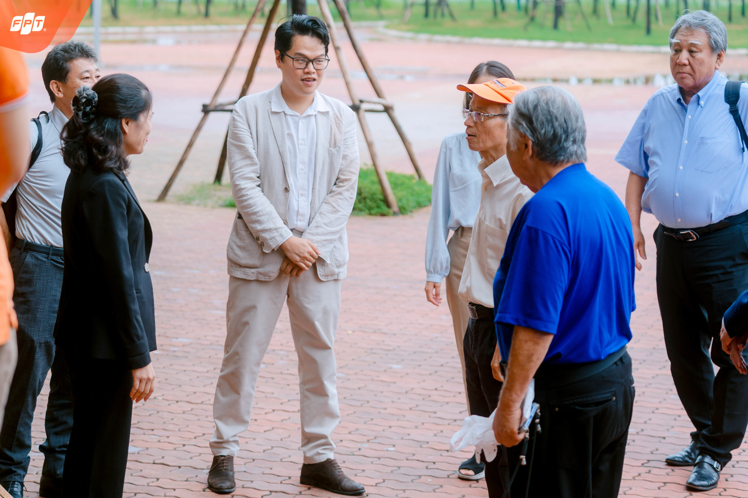 Đại diện Trường THPT FPT Hà Nội chào đón đoàn lãnh đạo và cán bộ quản lý Bunri (Nhật Bản) trong bầu không khí thân tình, cởi mở.