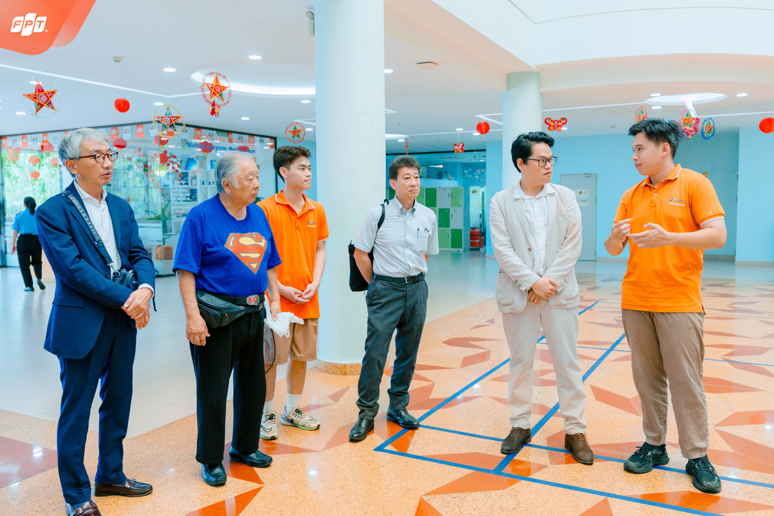 Đại diện Trường Bunri (Nhật Bản) lắng nghe phần chia sẻ của học sinh THPT FPT Hà Nội về mô hình giáo dục nội trú và phương pháp học tập trải nghiệm tại FSchool.