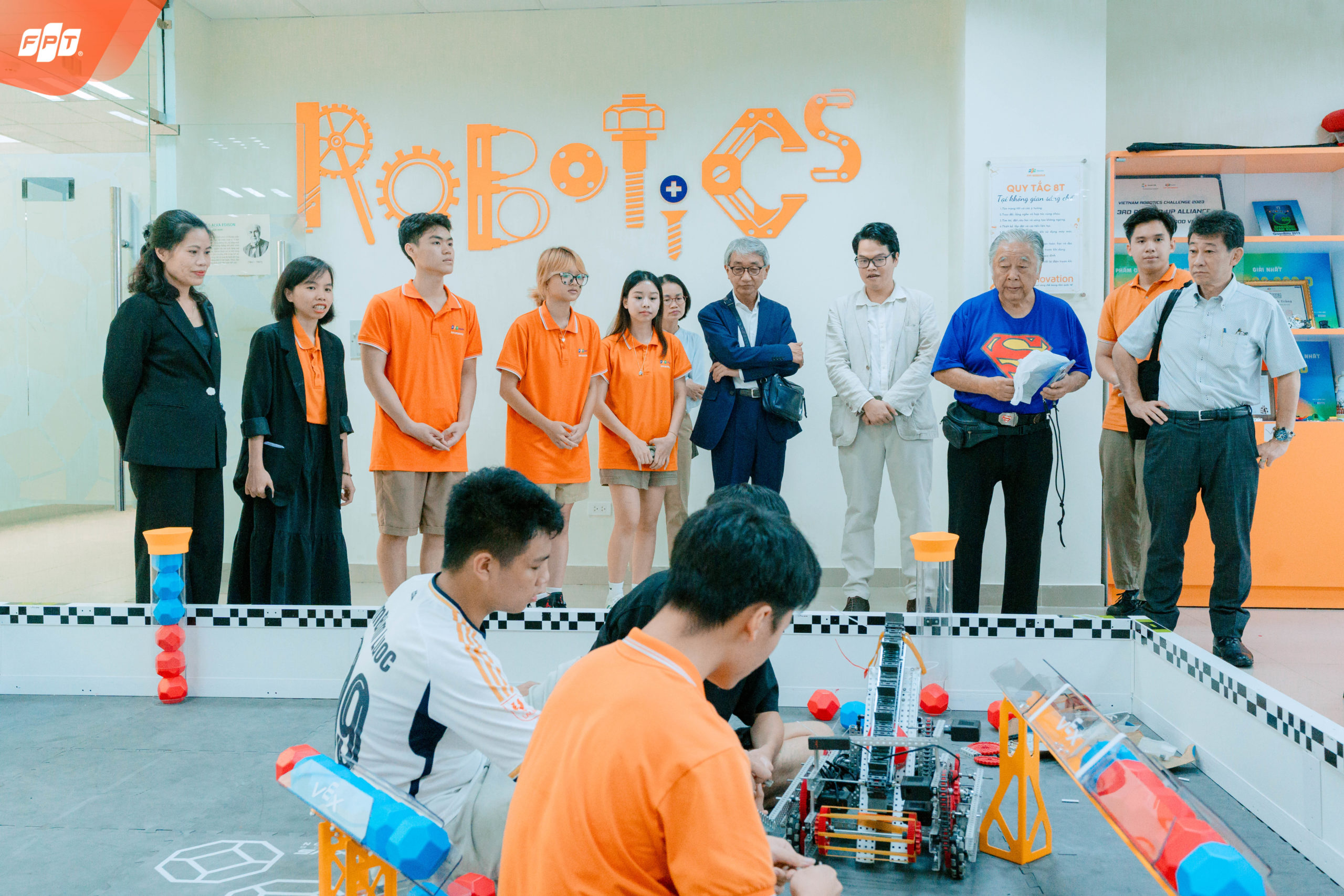 Các đại biểu Bunri tham quan khu vực học tập hiện đại, nơi học sinh được trải nghiệm các hoạt động STEM, ngoại ngữ, nghệ thuật và thể thao.