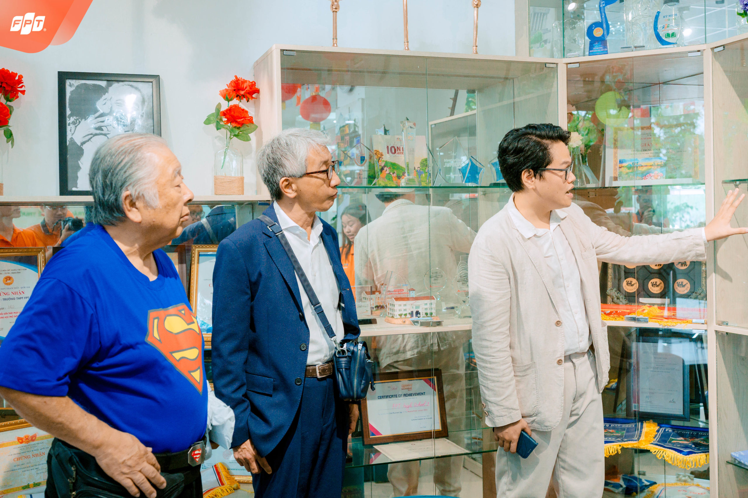 Đoàn Bunri trải nghiệm không gian LiTech Space – nơi học sinh FSchool đọc sách, sáng tạo và khám phá công nghệ trong môi trường học tập mở và truyền cảm hứng.
