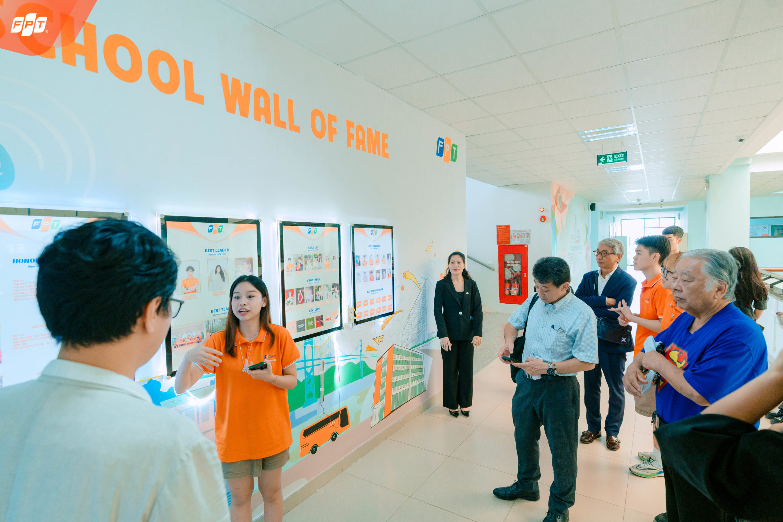 Các đại biểu Bunri tìm hiểu khu vực Wall of Fame, nơi vinh danh thành tích nổi bật của học sinh FSchool qua các thế hệ – biểu tượng của tinh thần nỗ lực và sáng tạo.
