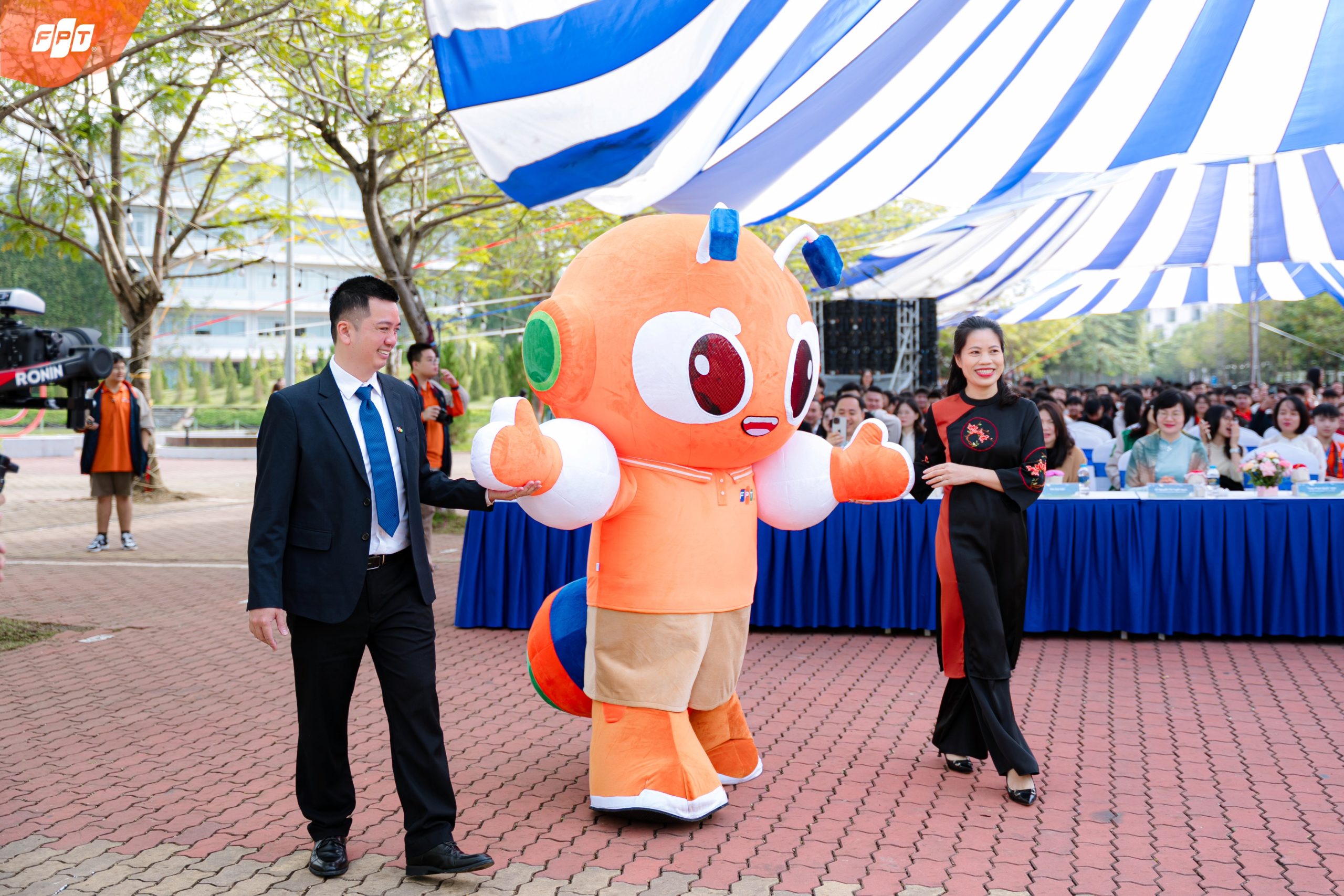 Cô Phùng Thị Hiên và thầy Phạm Quốc Toàn - Phó Hiệu trưởng Trường THPT FPT Hà Nội dắt Kiến Sáng vào sân khấu.