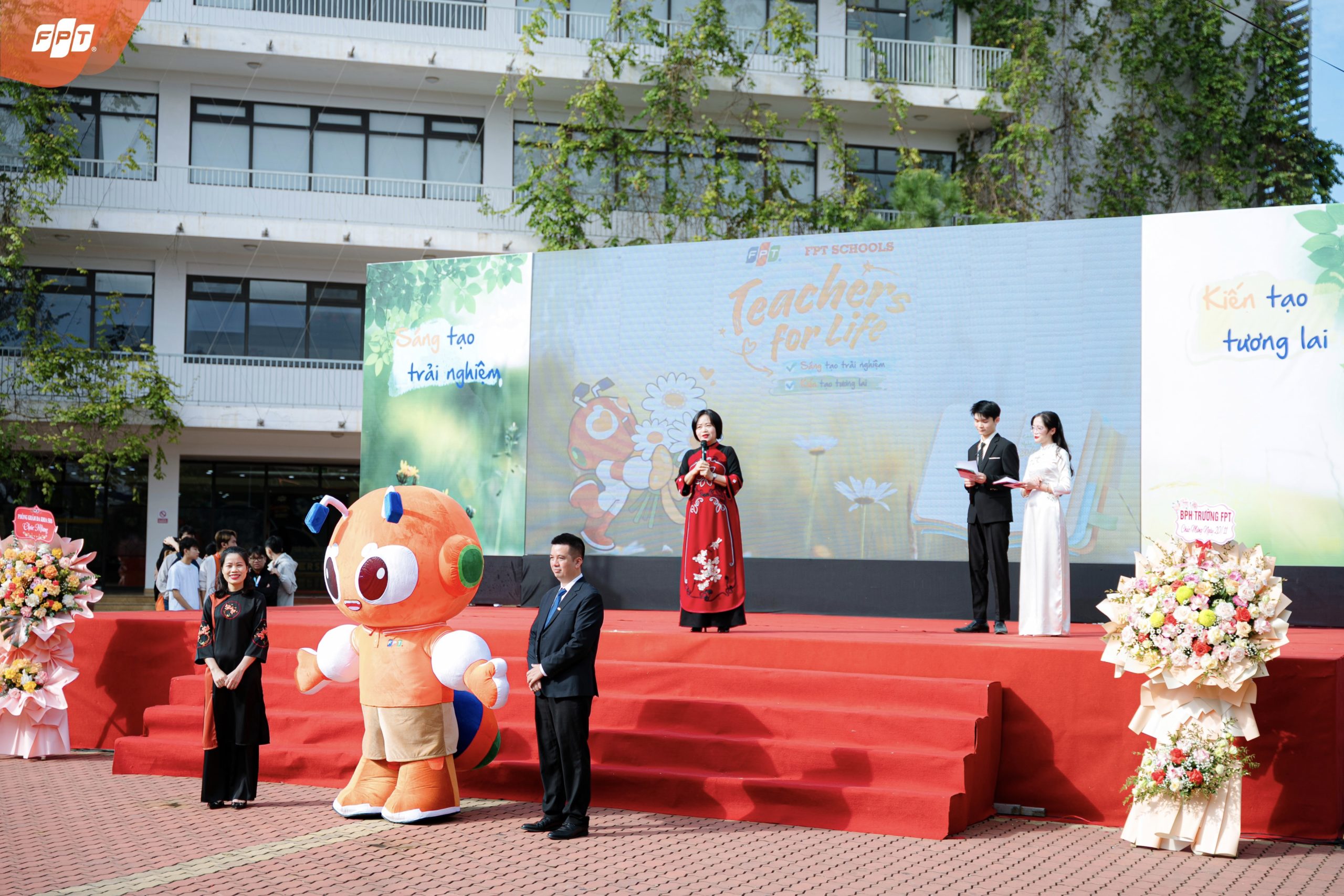 Cô Nguyễn Thị Tân - Hiệu trường Trường THPT FPT Hà Nội giới thiệu người bạn mới Kiến Sáng