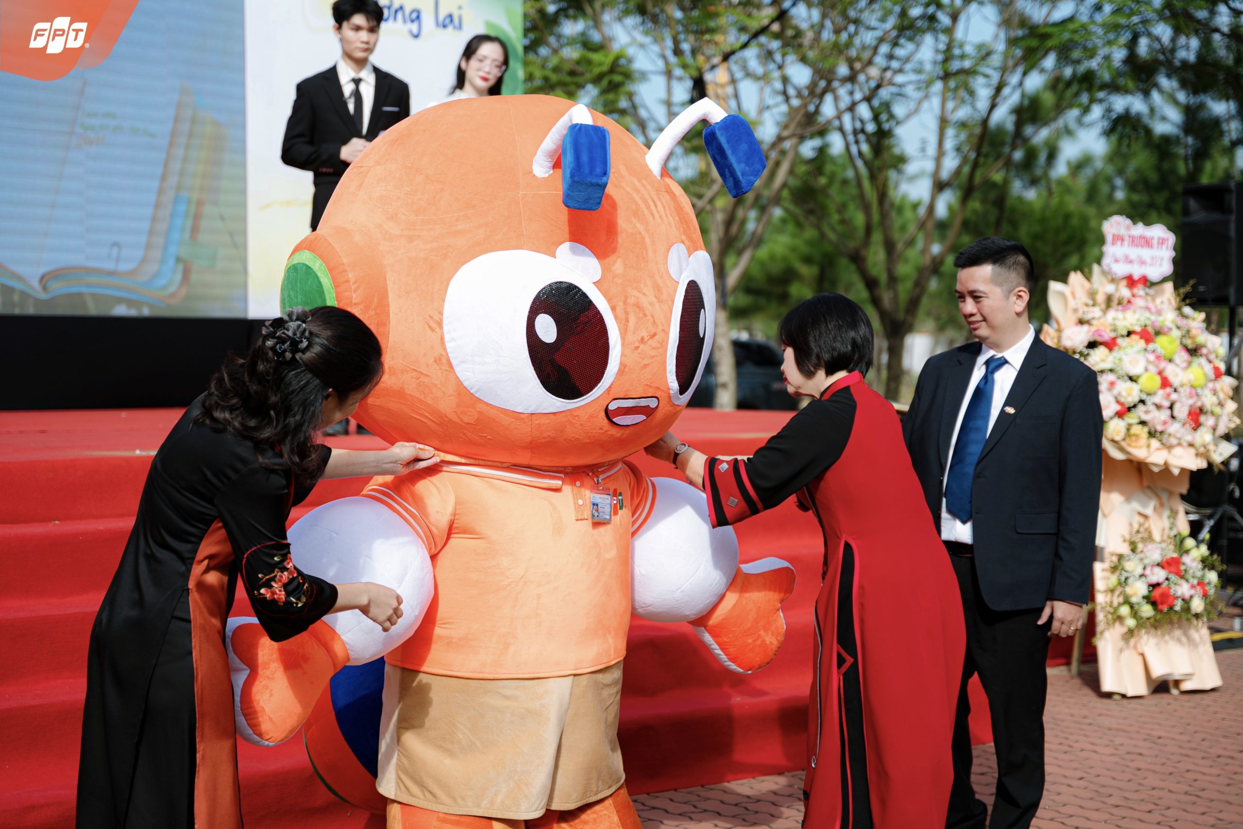 Nghi thức trao thẻ cho Kiến Sáng, chúc mừng bạn đã chính thức trở thành một phần của Nhà F