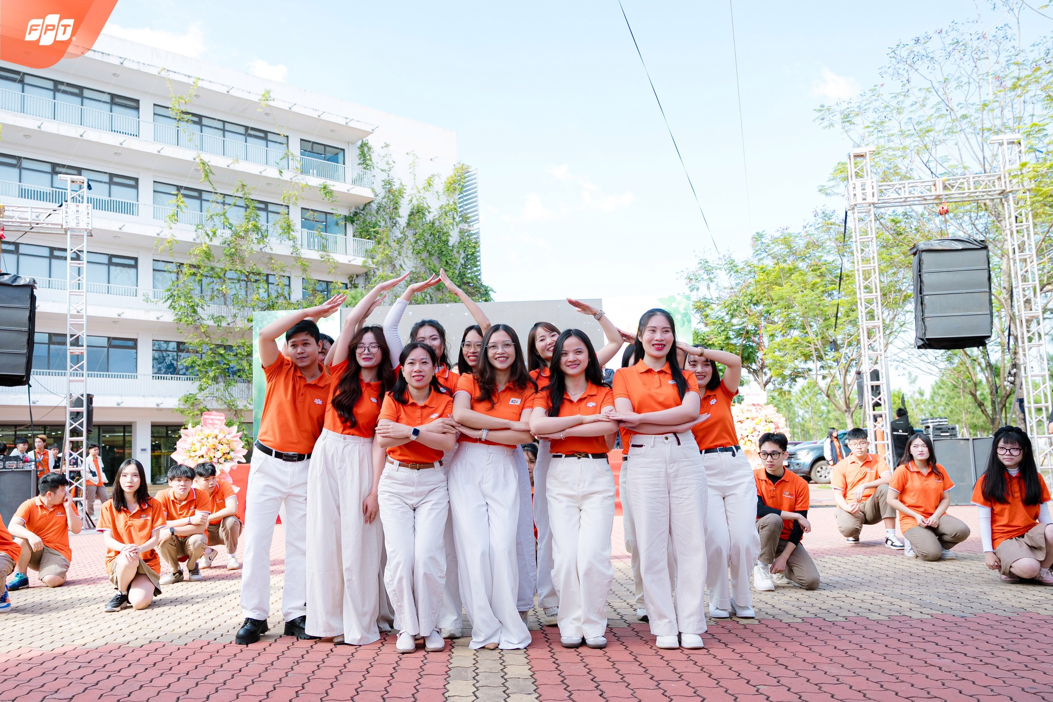 45 Thầy cô cùng các bạn học sinh biểu diễn tiết mục đáng nhớ