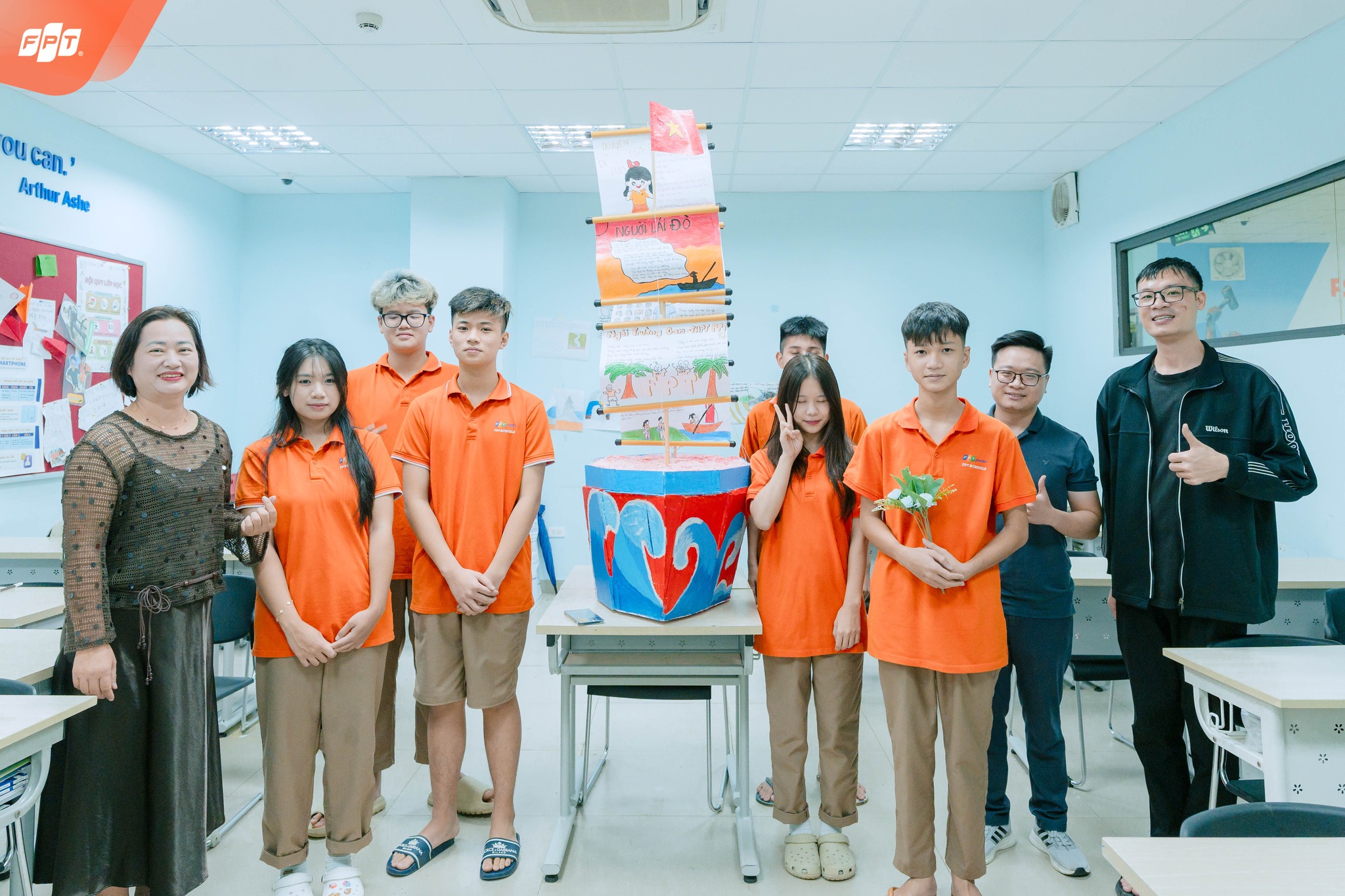 Báo tường của lớp 10B7 trong Mùa tri ân 20/11