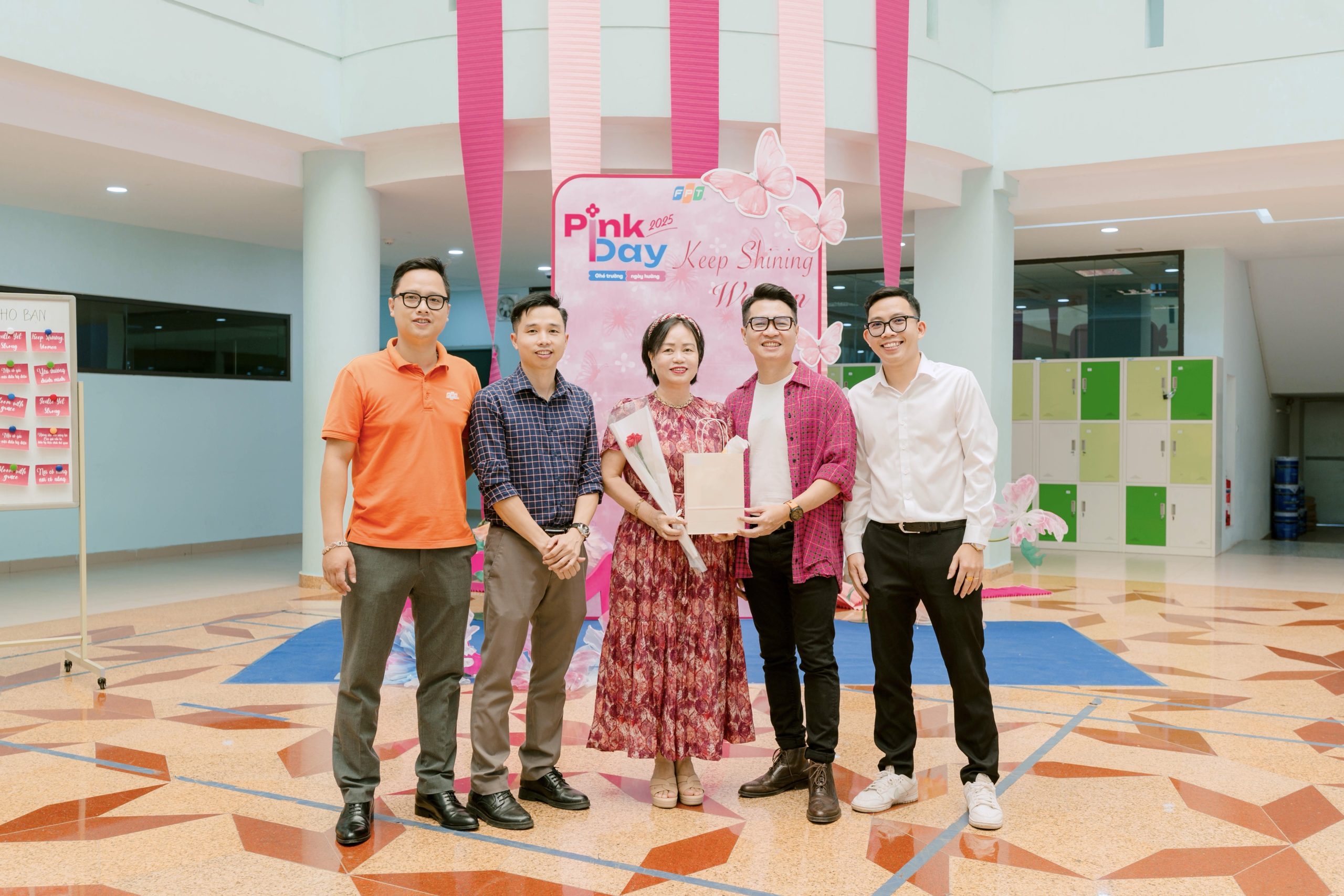 Cô Nguyễn Thị Tân - Hiệu trưởng nhà trường chụp ảnh lưu niệm Pink Day