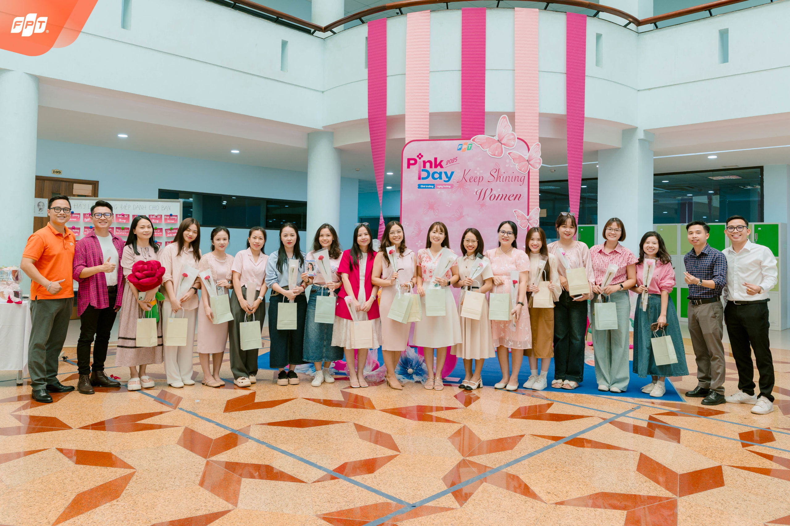 Cán bộ Trường THPT FPT Hà Nội chụp ảnh lưu niệm tại Pink day