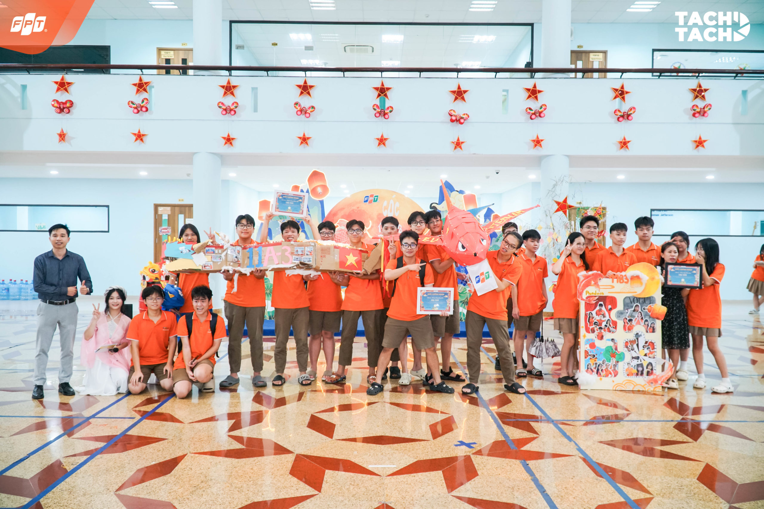 Niềm vui vỡ òa khi các tập thể xuất sắc được xướng tên, chúc mừng các lớp với những chiếc đèn ông sao rất sáng tạo trong đêm trung thu.