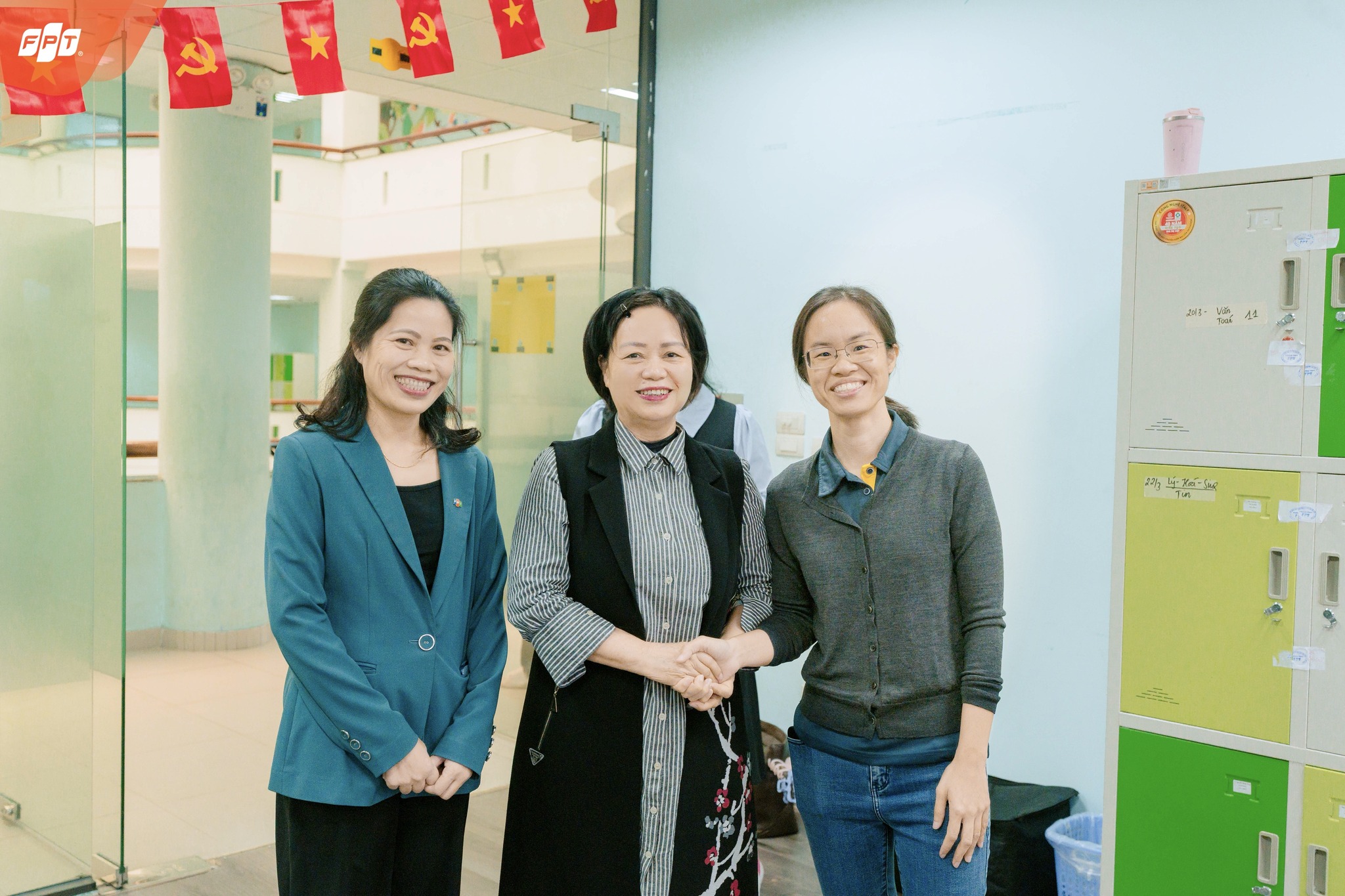 Cô Nguyễn Thị Tân - Hiệu trưởng Trường THPT FPT Hà Nội chụp ảnh cùng đại diện trường Cedar Girl’s Secondary School Singapore