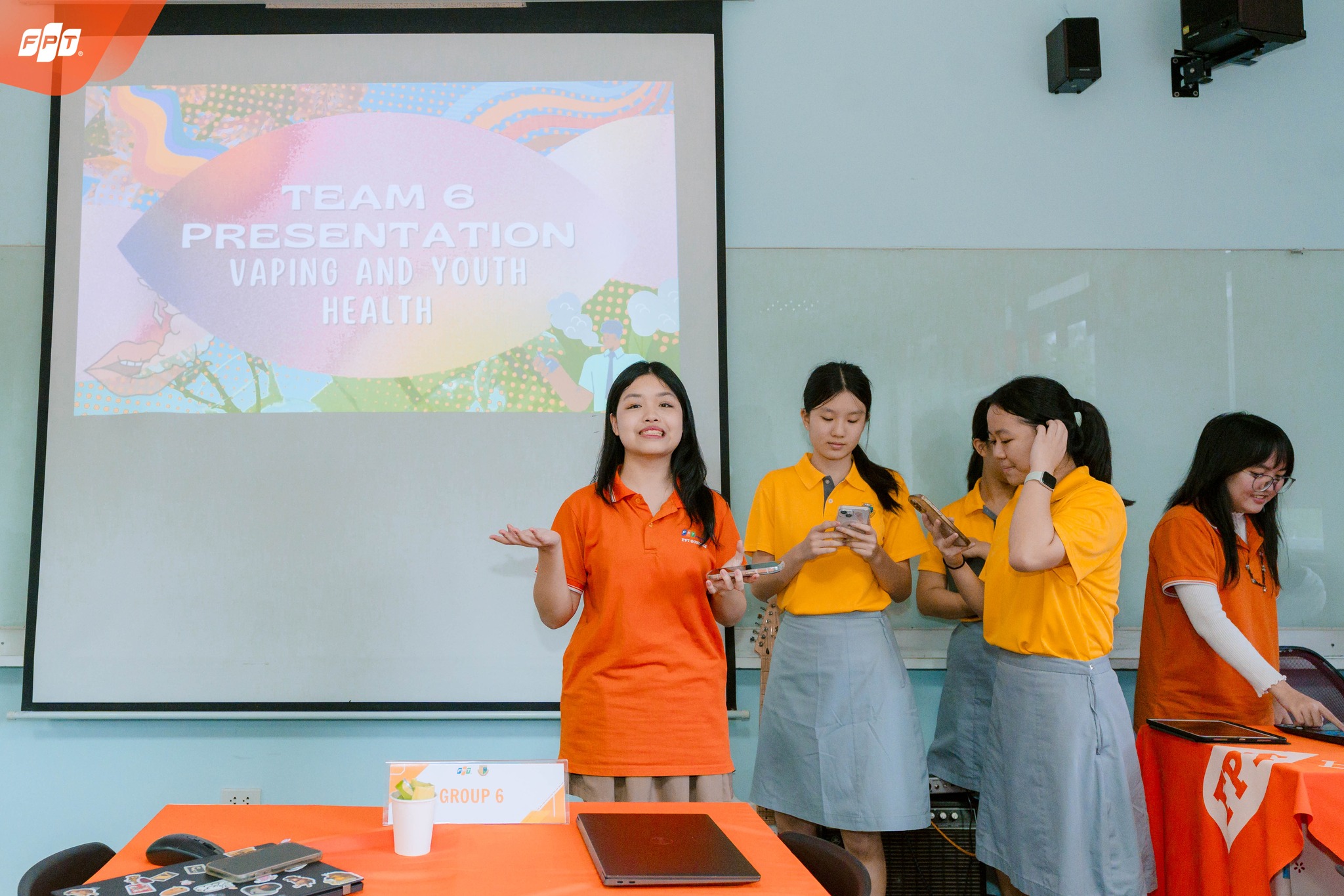 Các bạn học sinh làm việc nhóm, thuyết trình về dự án nhóm làm