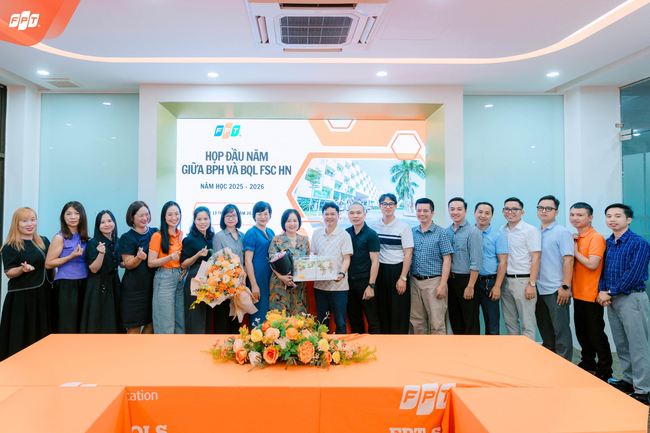 Ban đại diện Cha Mẹ học sinh chụp ảnh cùng các đại diện nhà trường