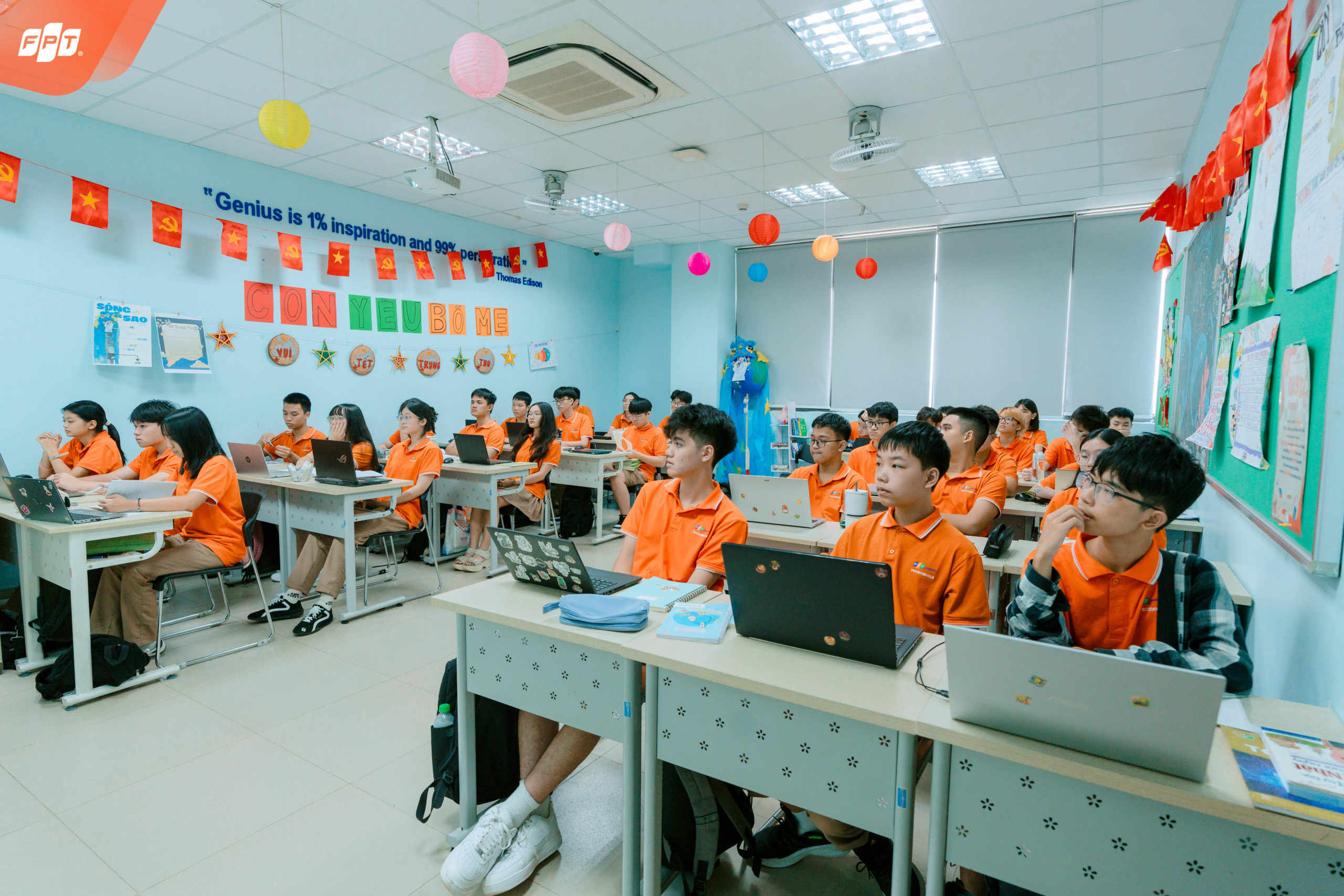 FSchoolers chăm chú nghe giảng