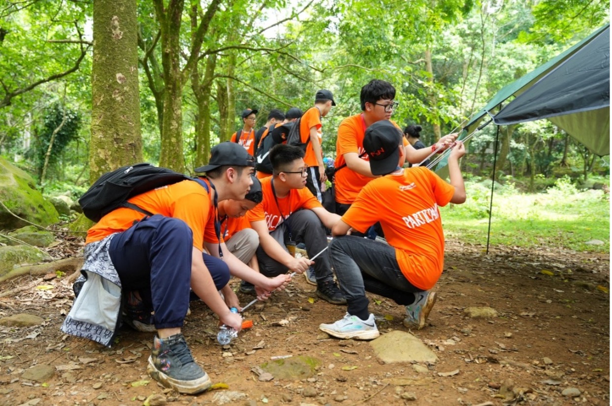 Học các kỹ năng sinh tồn trong rừng trại hè FPT Schools